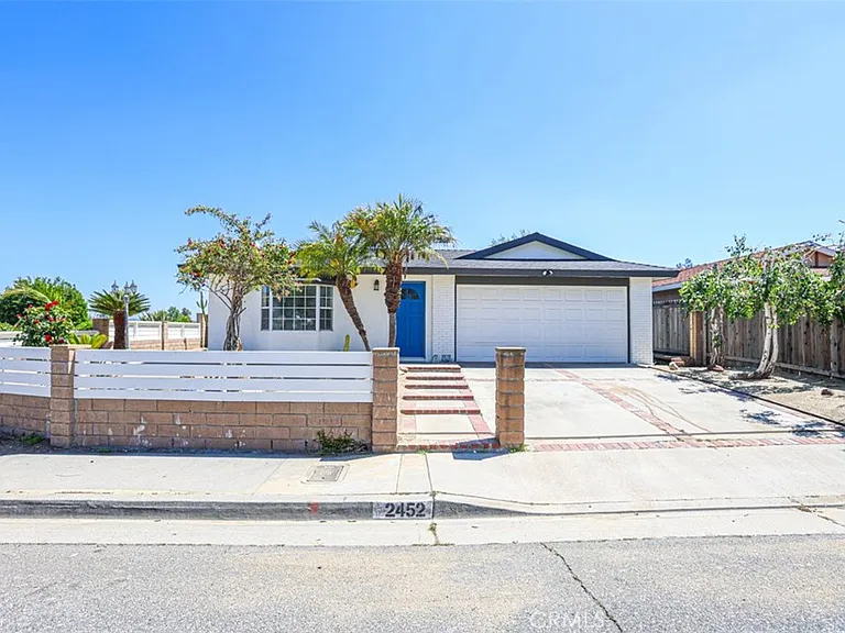 2452 E Brenda St — Photo 2