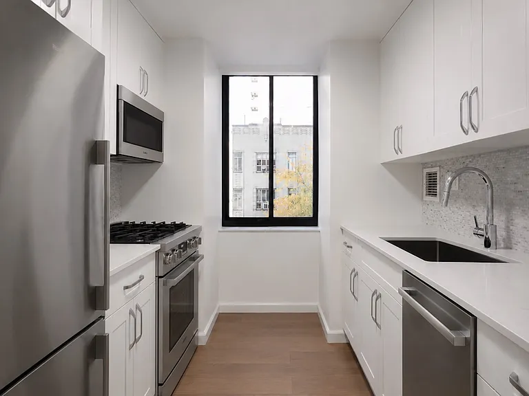 180 W 20th St #5E — Photo 3