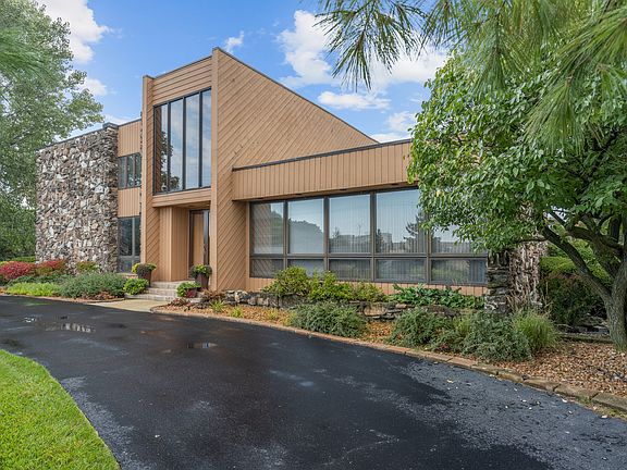 2nd image of 20 Kingston Dr