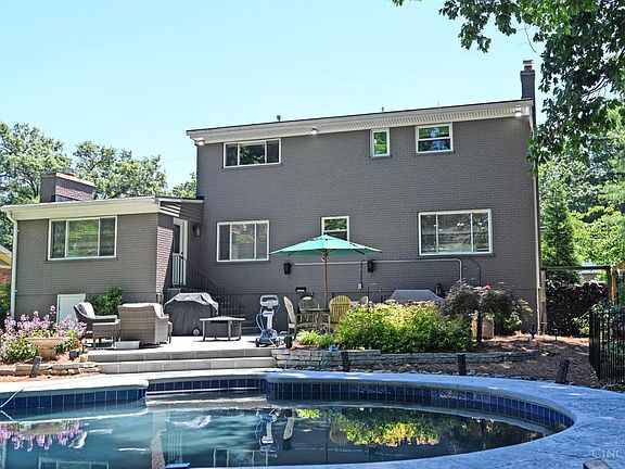3rd image of 8989 Paw Paw Ln