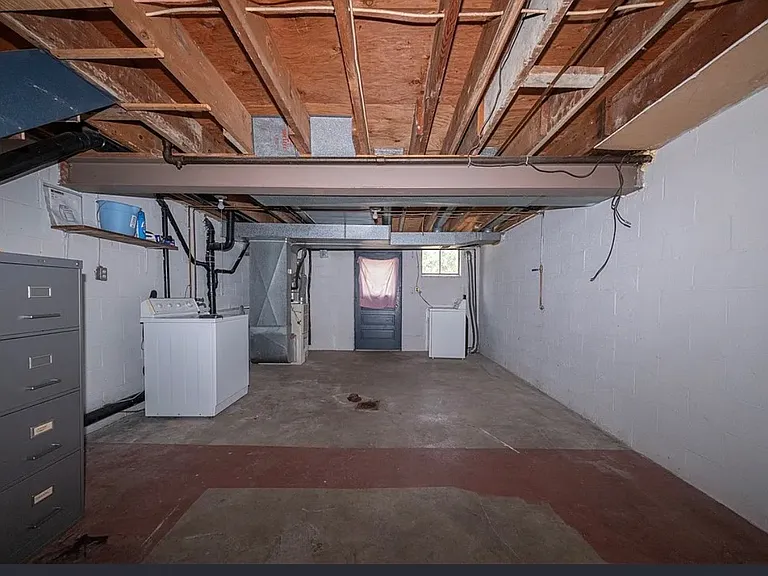 372 Sunset Rd — Photo 3
