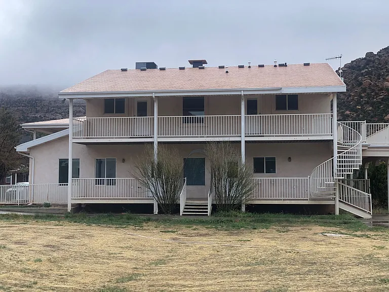 1045 N Canyon St — Photo 14