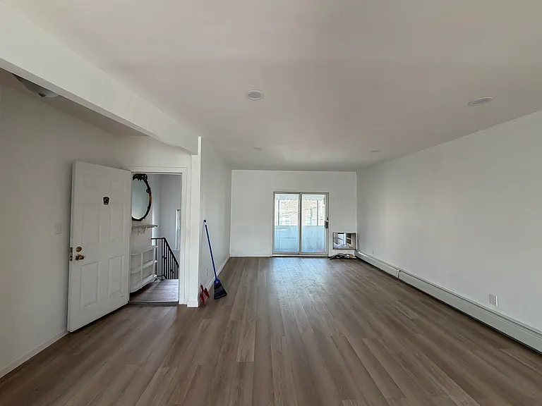 2808 E 11th St — Photo 1