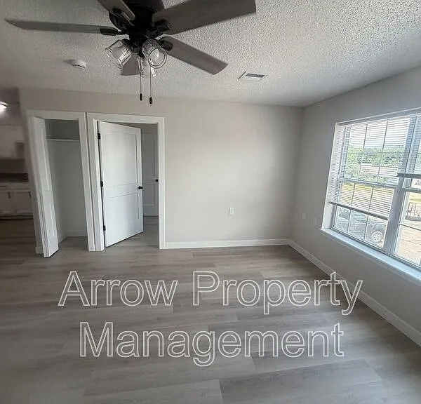 1015 W 14th St #8 — Photo 3