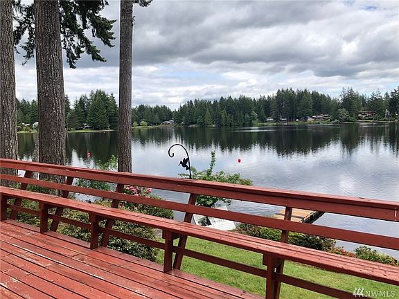 Lots of room to entertain your guests while looking at the lake! 