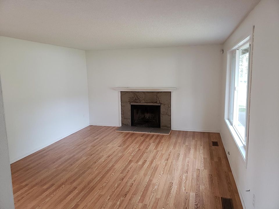 1st image of 604 186th St E