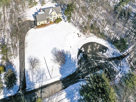 4th image of 18 Bubbling Brook Rd