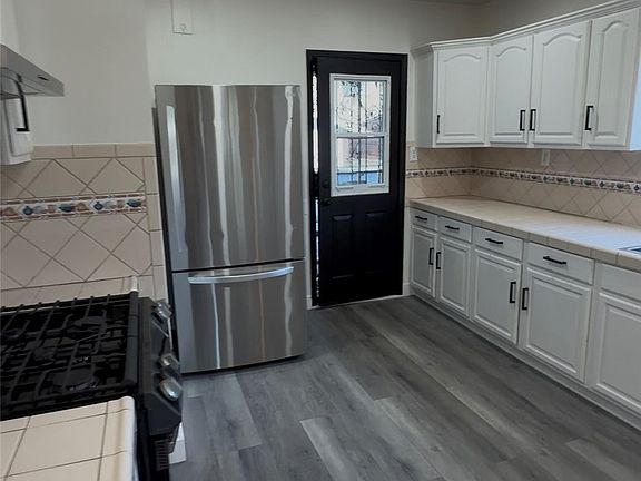 3rd image of 322 S Grand Ave