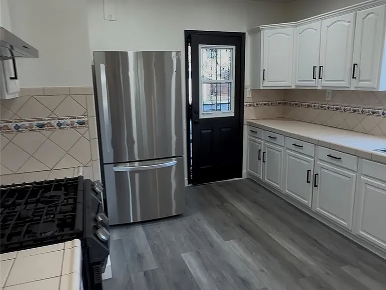 322 S Grand Ave — Photo 3