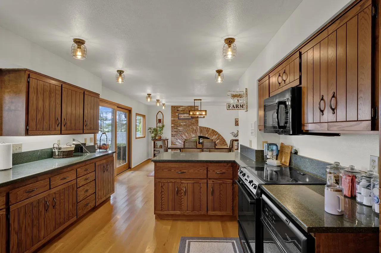 4 bed, 3.5 bath, 3884 sqft, $3,100 — Photo 4