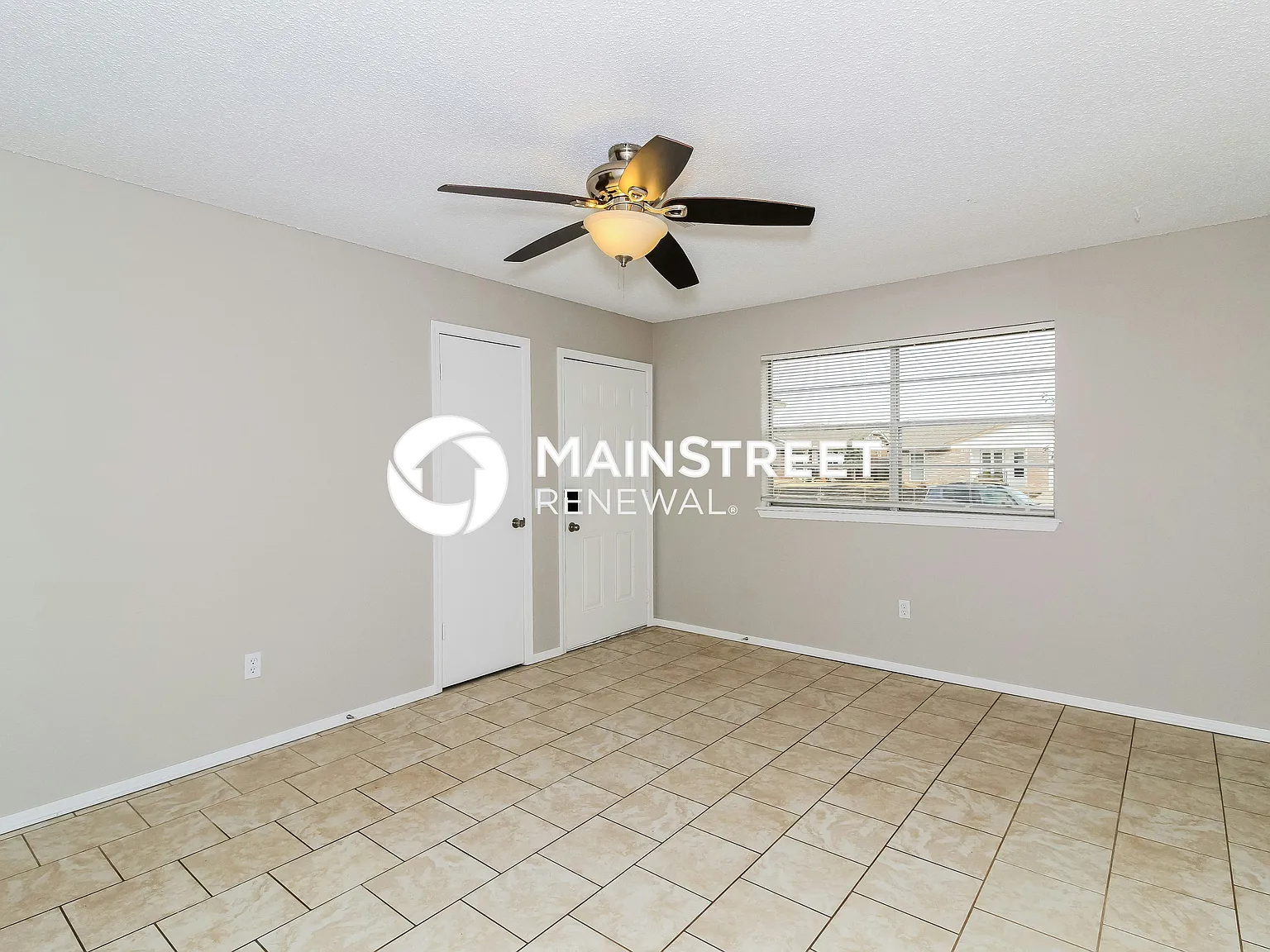 704 W Hillcrest Drive — Photo 4