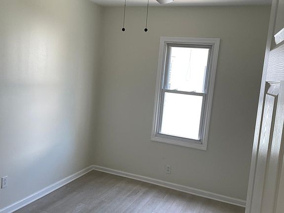 2nd image of 121 Glenn Pl