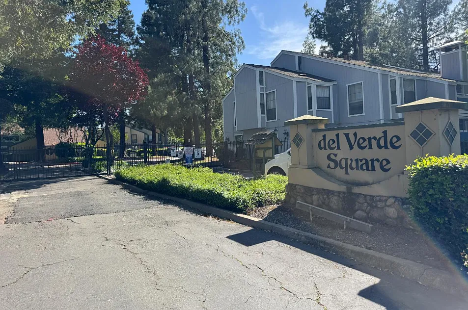 2 bed, 956 sqft, $2,200 — Photo 1