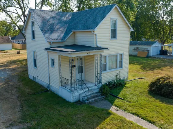 800 W Page St, Staunton, IL 62088
