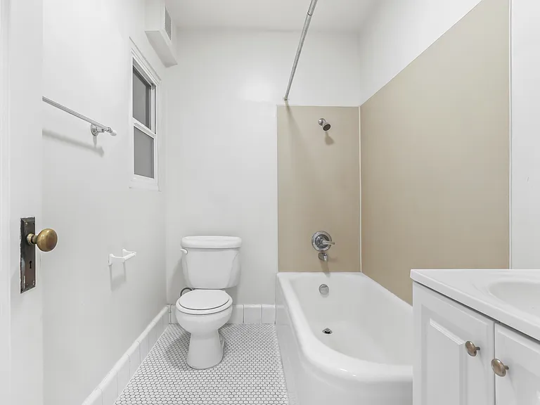 2128 SE Hawthorne Blvd - Caldwell Apartments — Photo 15