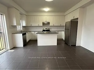 203 Ridley Cres — Photo 2