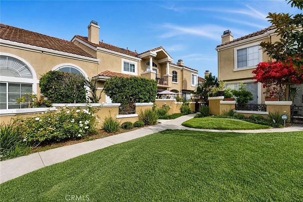2 bed, 2.5 bath, 1287 sqft, $3,800 — Photo 2