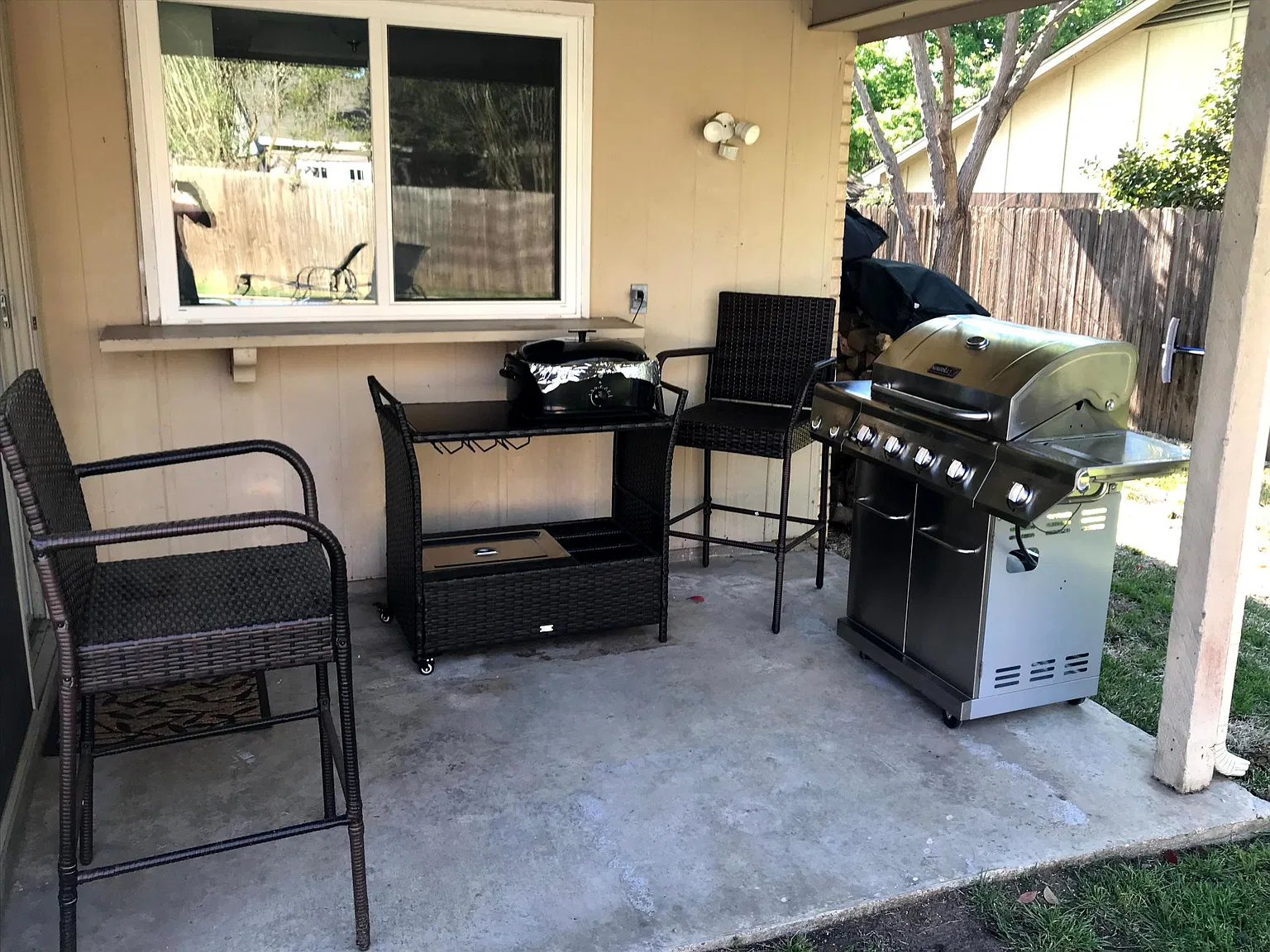 705 Del Mar Ln — Photo 2