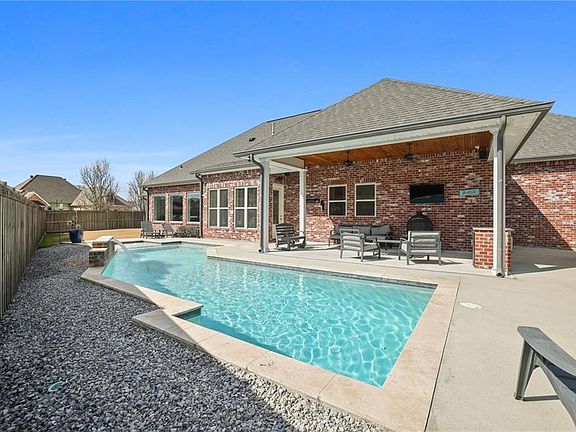 3rd image of 826 Decatur St