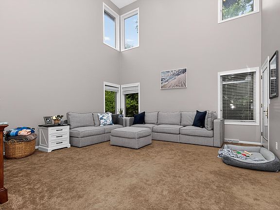 5th image of 942 S Park Ave