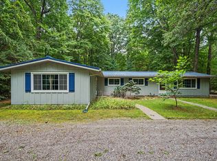 826 E Oakridge Ct, Midland, MI 48640