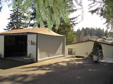 4th image of 320 SE Crescent Dr
