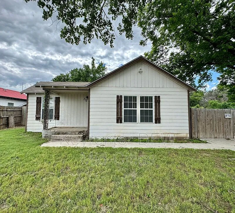 2 bed, 1.0 bath, 840 sqft, $1,395 — Photo 1