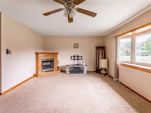 4th image of 604 Judy Ln