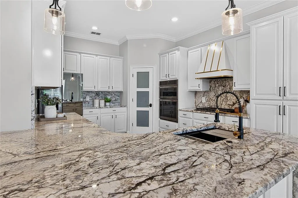 4 bed, 3.0 bath, 2562 sqft, $7,500 — Photo 3