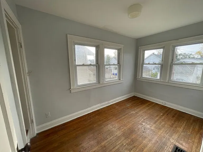 921 Thomas Rd — Photo 11