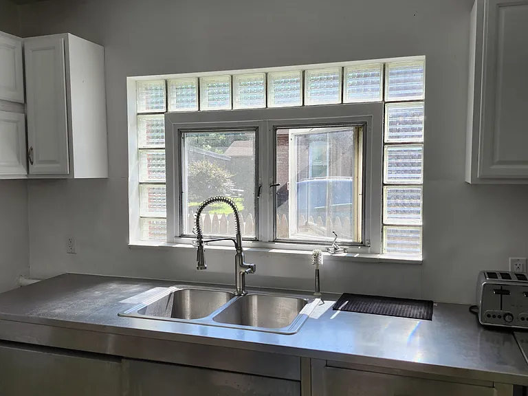 333 E 8th St — Photo 5