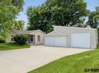 218 N 10th St, Fort Calhoun, NE 68023