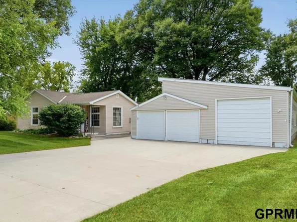 218 N 10th St, Fort Calhoun, NE 68023