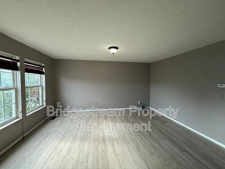381 Sherman Dr — Photo 5