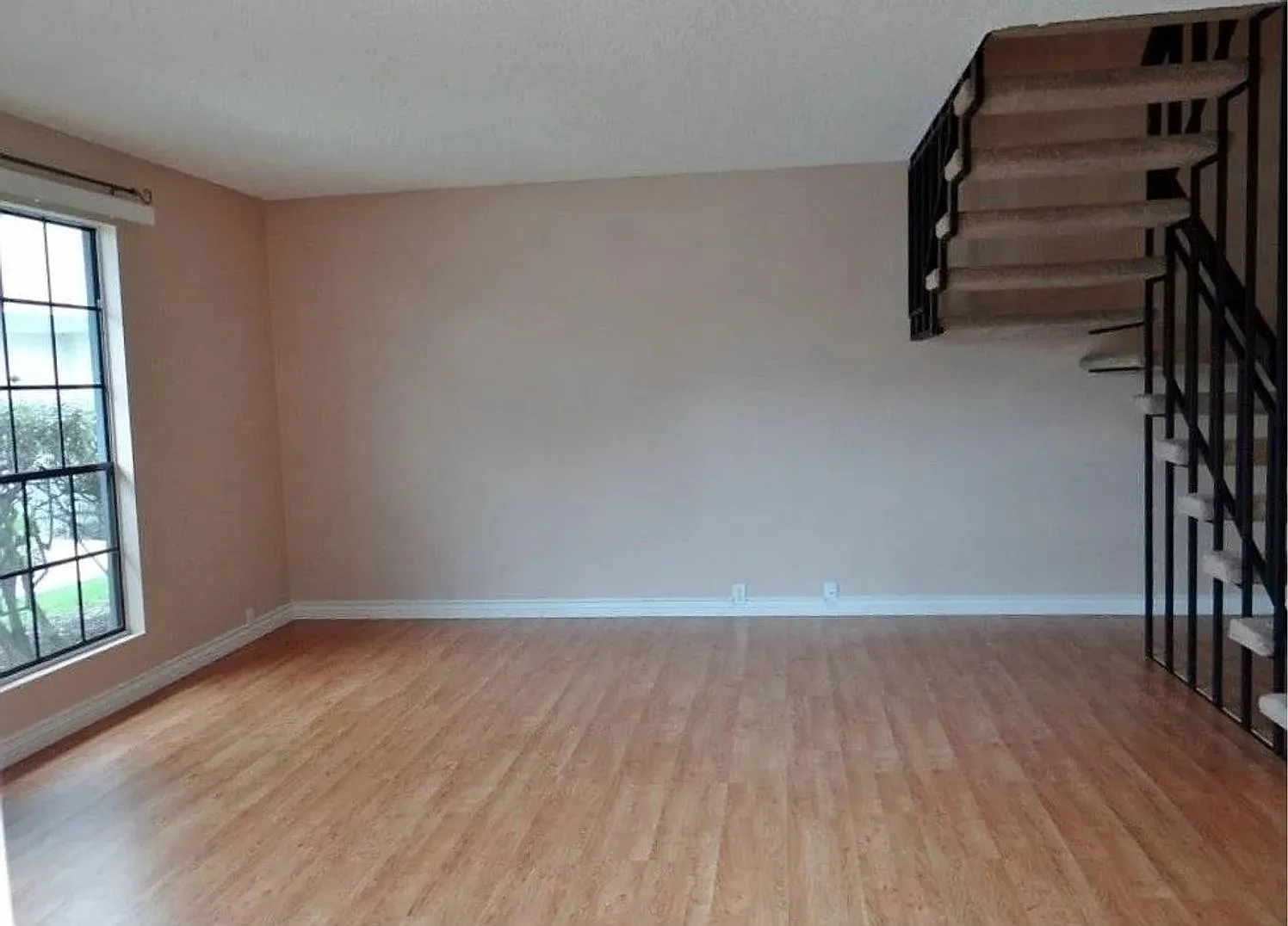 3 BR Townhouse Located on UCSD Bus Line w/ Spacious Bedrooms! — Photo 2