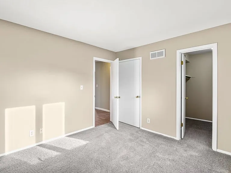 Stratford Arms Apartments — Photo 8