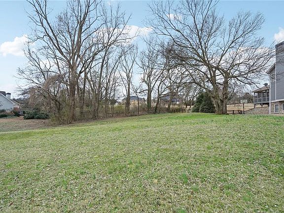 4th image of 693 Reece Dr