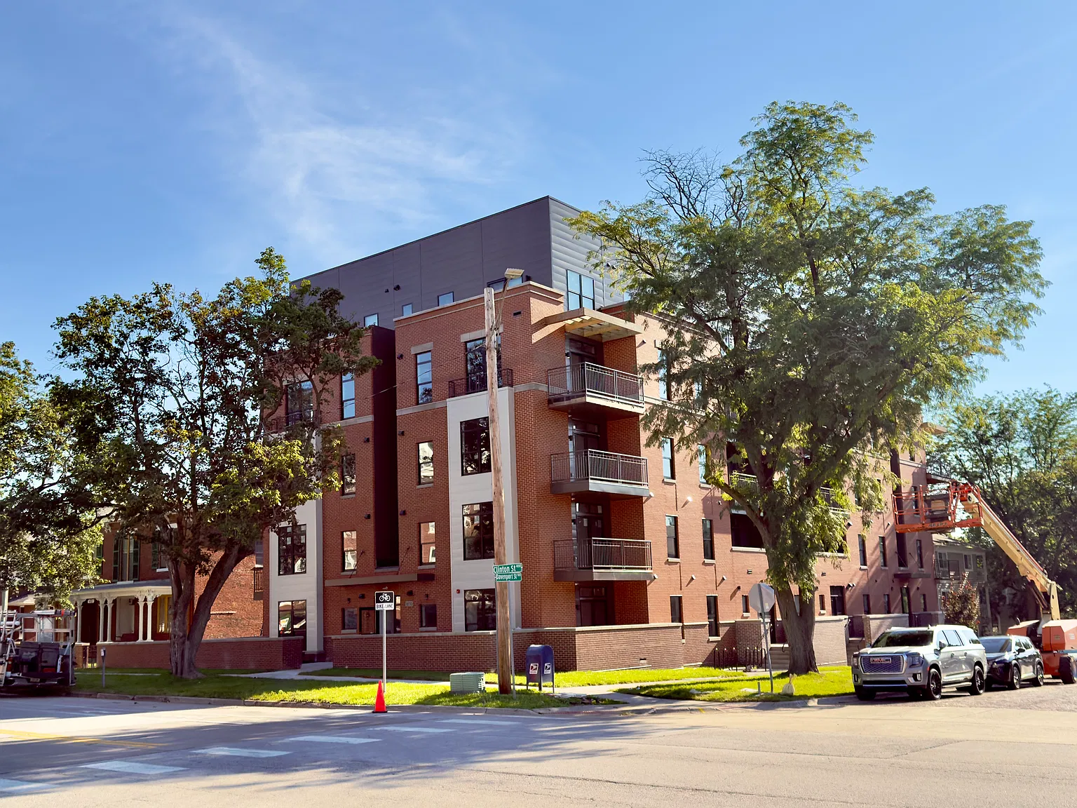 400 N Clinton St — Photo 1