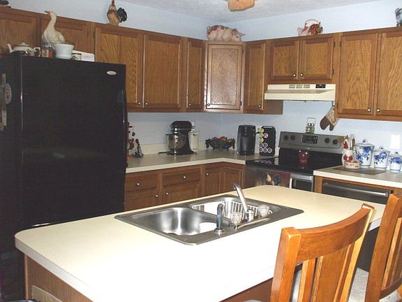 5th image of 272 Bolton Dr