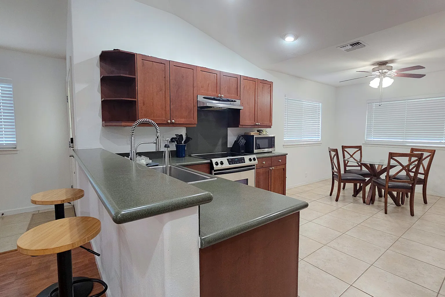 3 bed, 1286 sqft, $4,500 — Photo 4