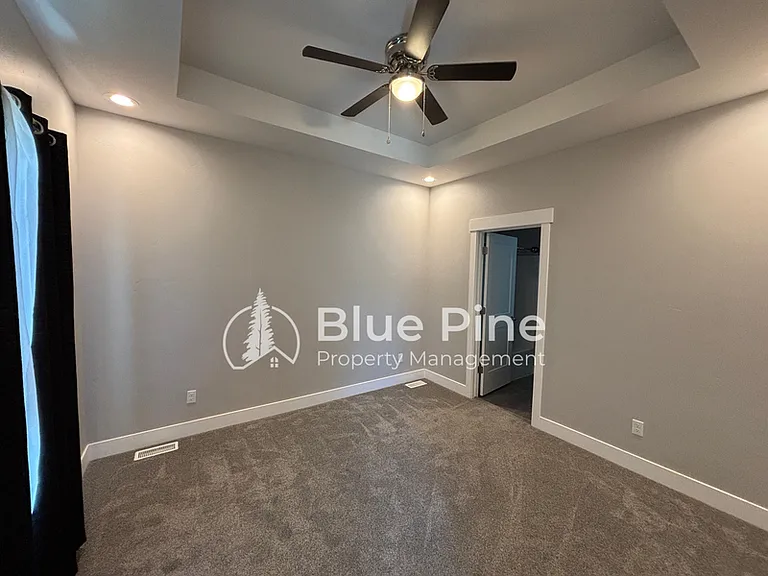5760 Wildrose Ave — Photo 8