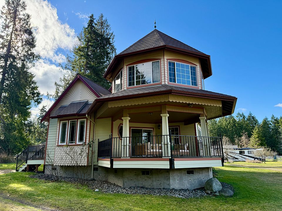 Home facing SW-fully fenced in back porch