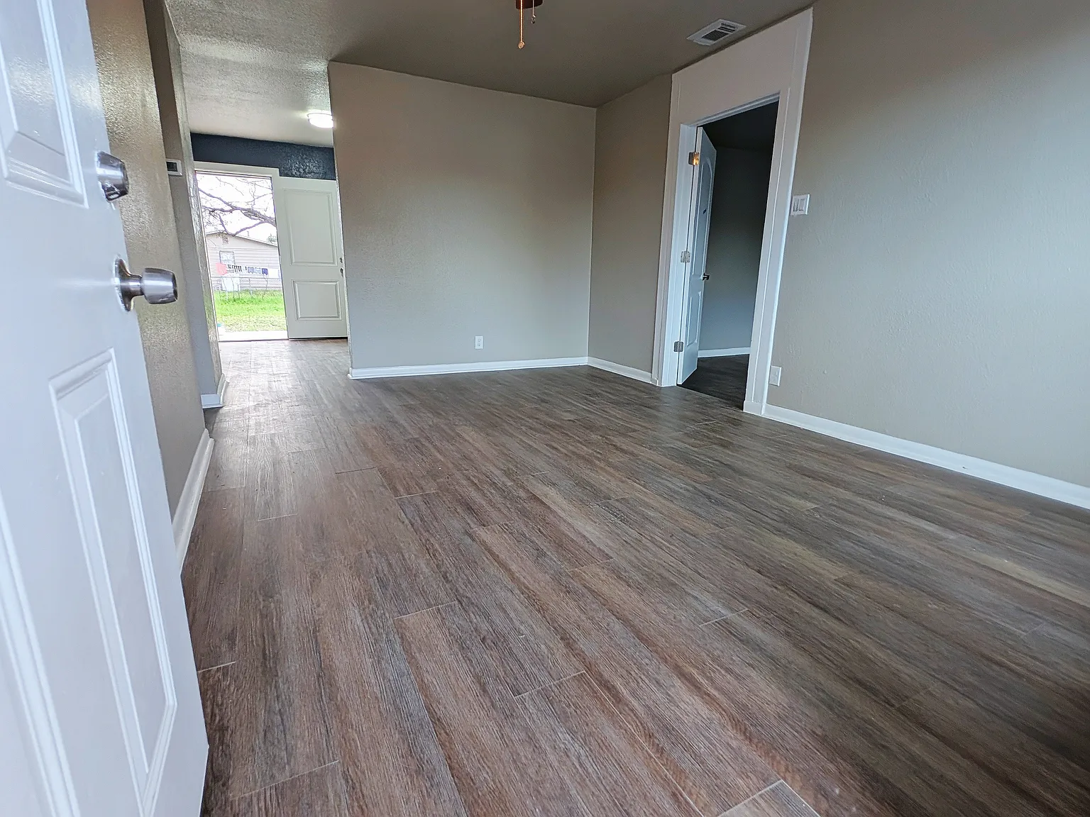4 bed, 1.5 bath, 1384 sqft, $1,645 — Photo 2