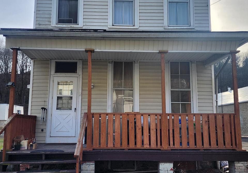 1st image of 143 W Railroad St