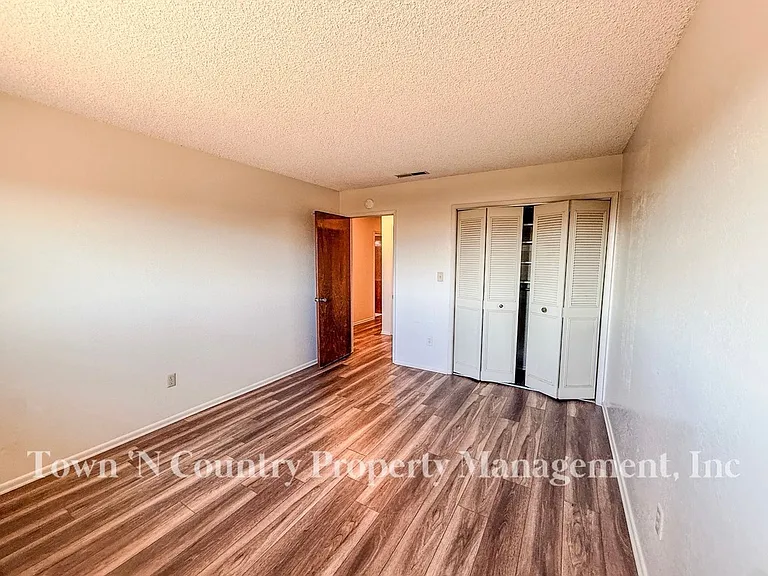 732 La Mesa Dr — Photo 13