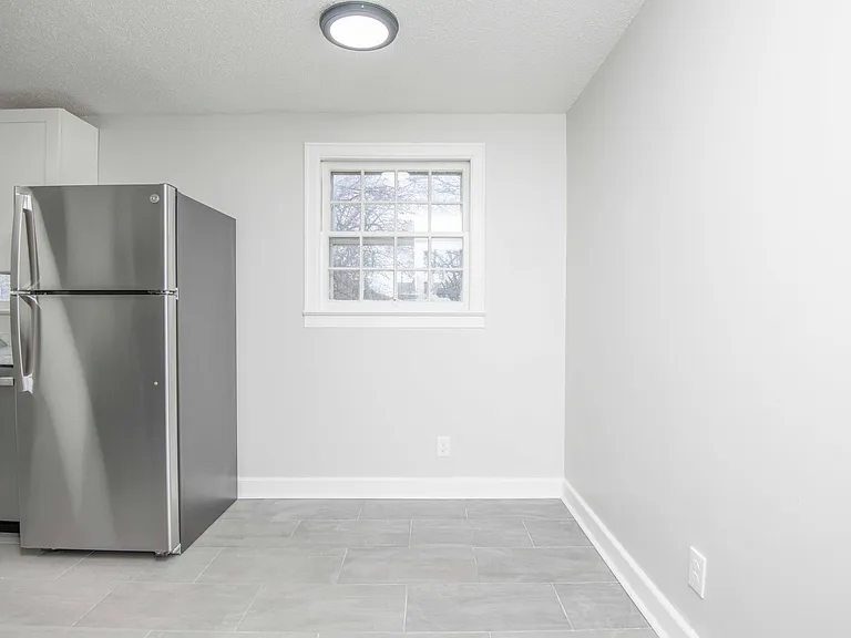 2440 Woodbine Ave — Photo 11