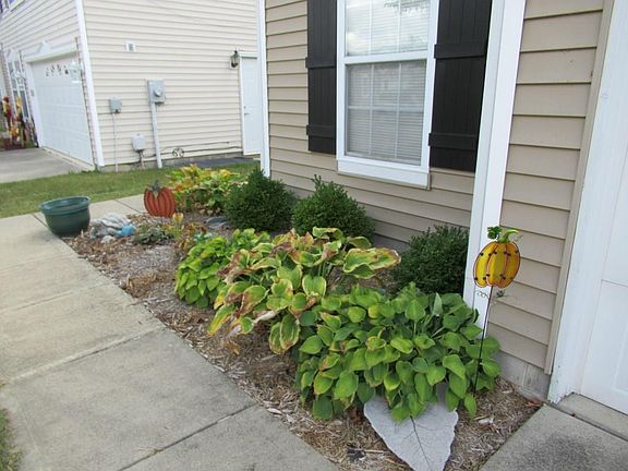 3rd image of 1635 Carriage Cir