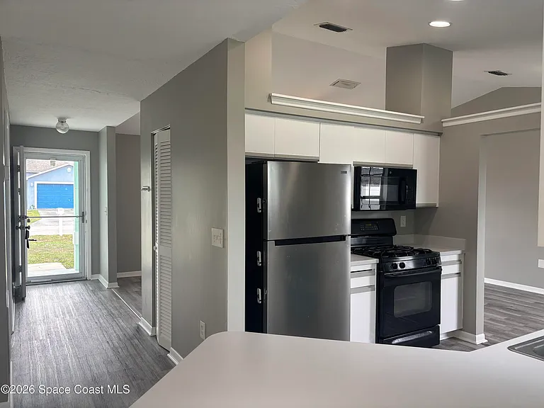 481 Firestone St NE — Photo 3