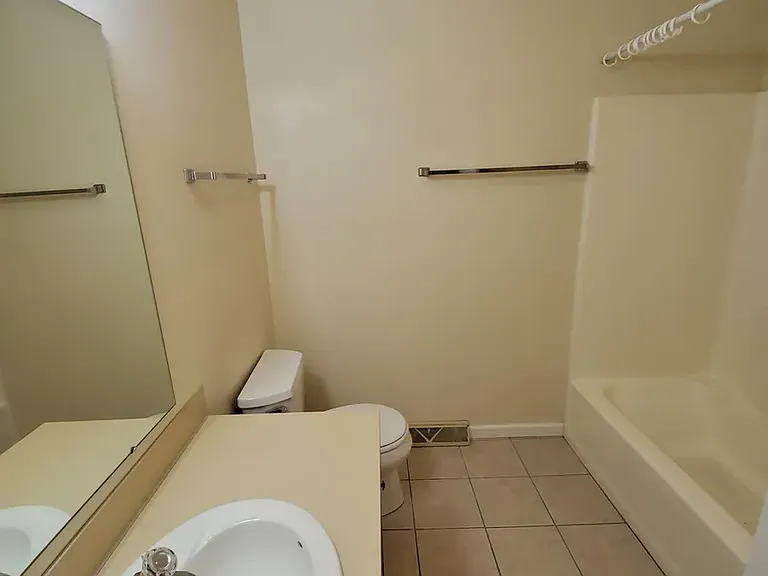 420 S Oak St #D — Photo 5