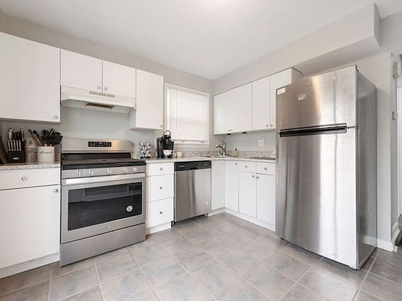 3rd image of 1544 Sanford Ave